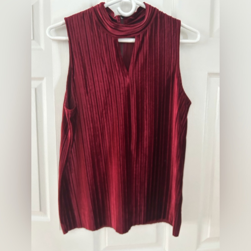 Reitmans Signature Crimson coloredSleeveless Top.